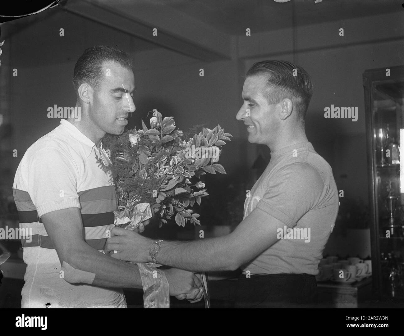 Ciclismo Stadio Olimpico. Sinistra Antonio Bevilacqua Italia), campione del mondo inseguono il 1950, destra Wim van Est, che è venuto secondo. Data: 22 Agosto 1950 Luogo: Amsterdam, Noord-Holland Parole Chiave: Ciclismo Nome Personale: Bevilacqua Antonio, Est Wim Of Institution Nome: Olympic Stadium Foto Stock