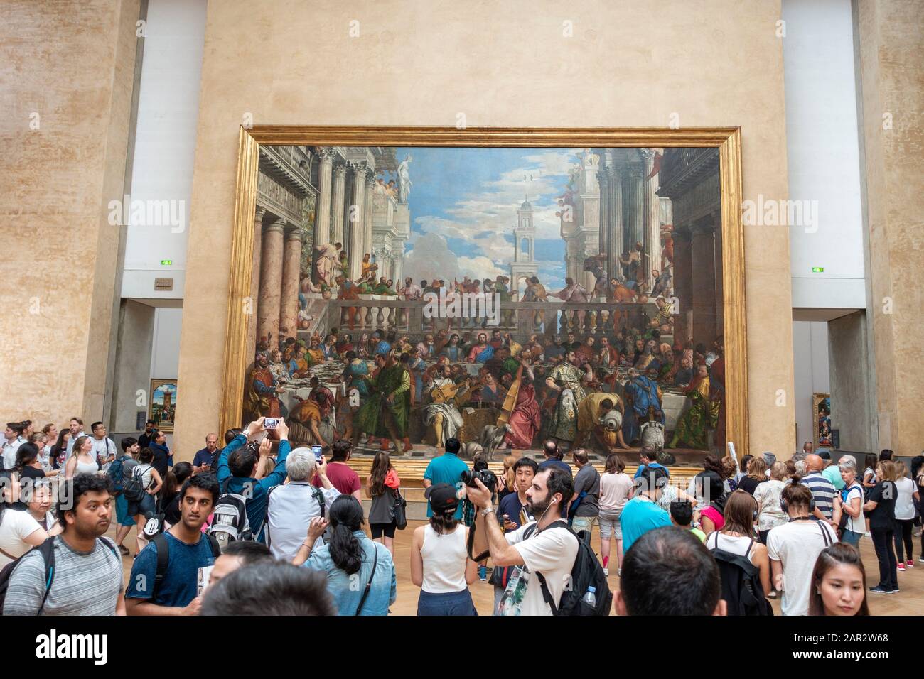 I visitatori di fronte alla festa nuziale a Cana dell'artista italiano Paolo Veronese nell'ala Denon del Museo del Louvre (Musée du Louvre) a Parigi, in Francia Foto Stock