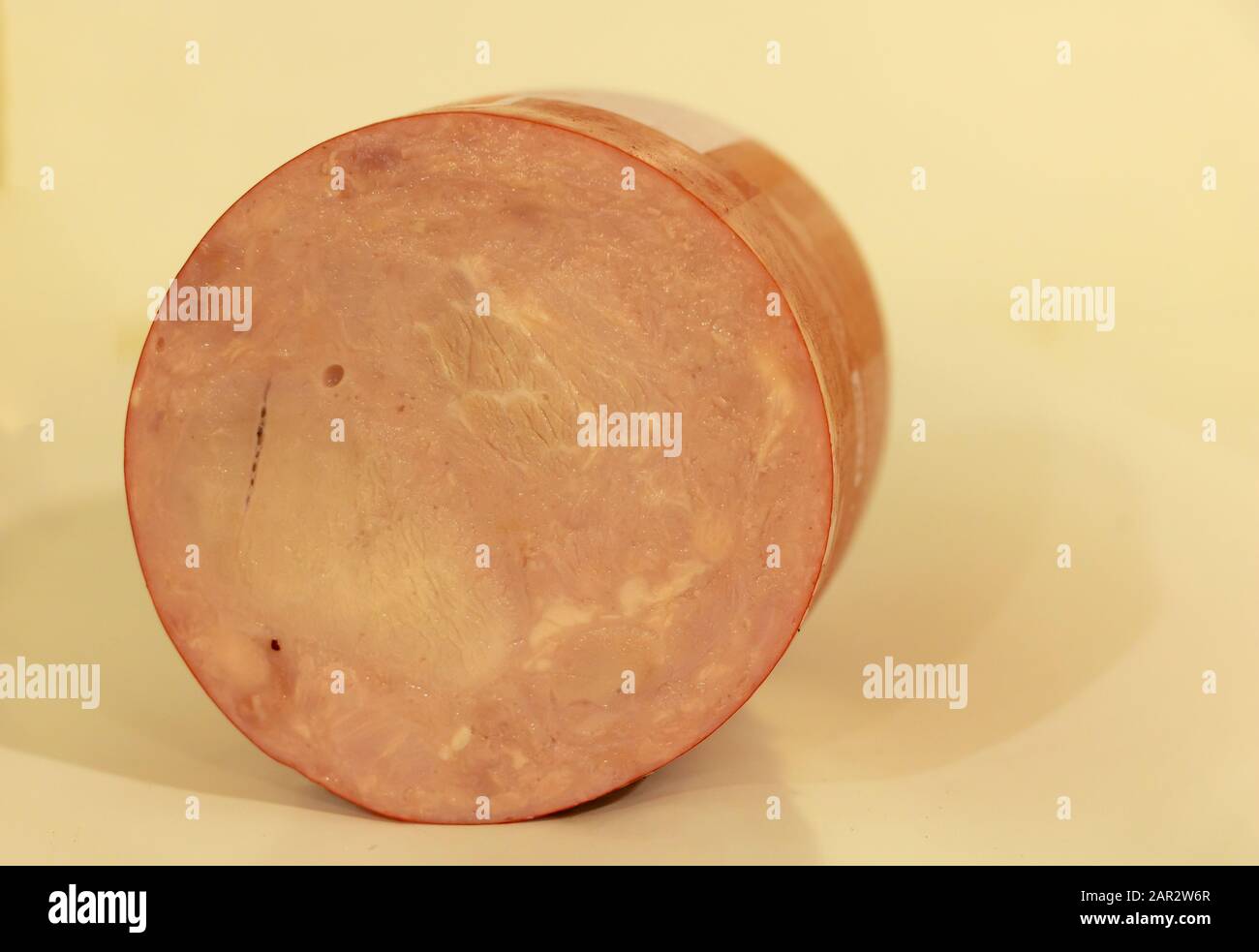 Un pezzo di salame acquistato dal super mercato Foto Stock