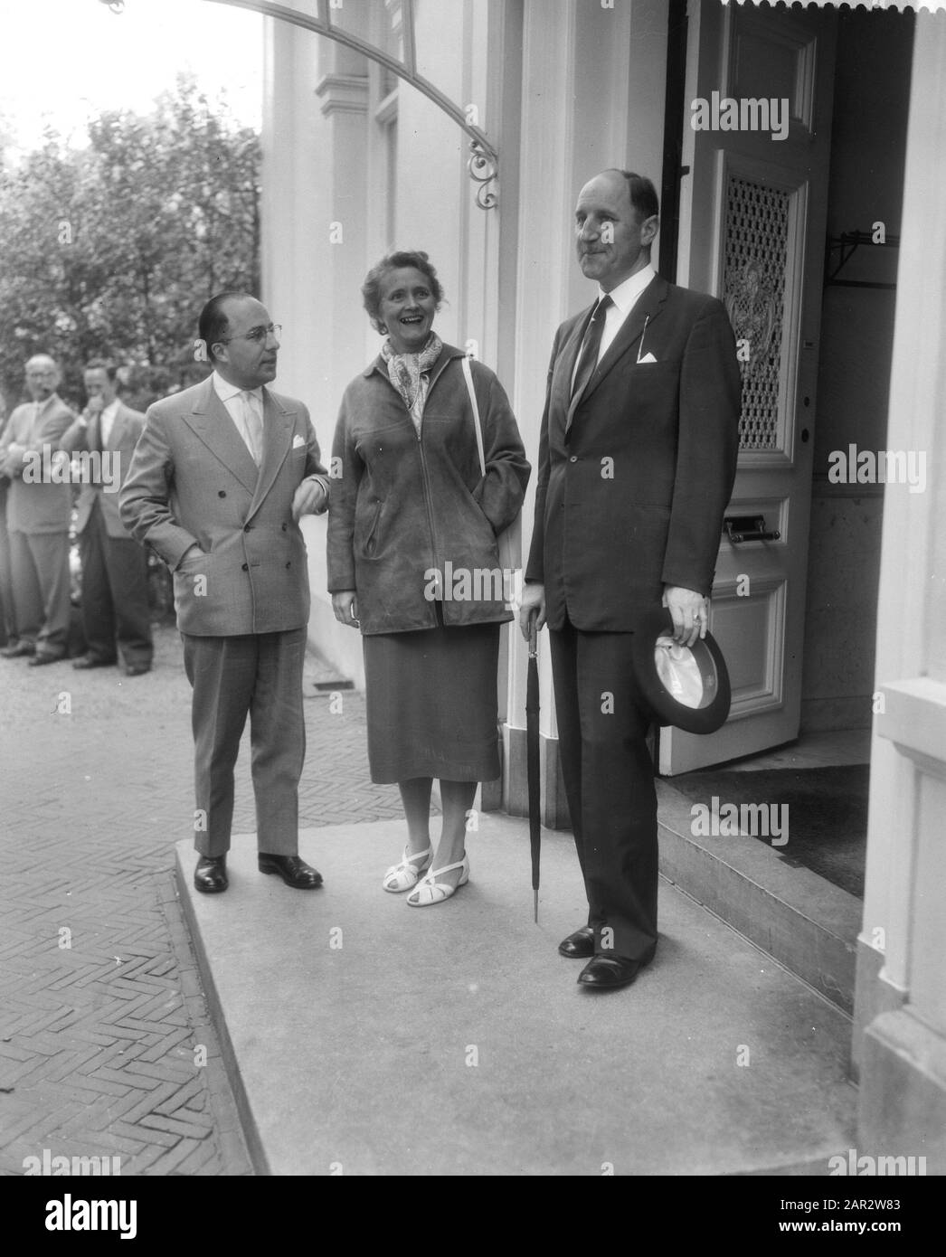 Formazione di armadi all'Aia, n.d. Sig. J. M. L. Cals Miss dr. H. A. M. Klompe e J. M. A. Luns Data: 15 maggio 1959 luogo: L'Aia Parole Chiave: Le formazioni del gabinetto, fotografo politico: Pot, Harry/Anefo Foto Stock