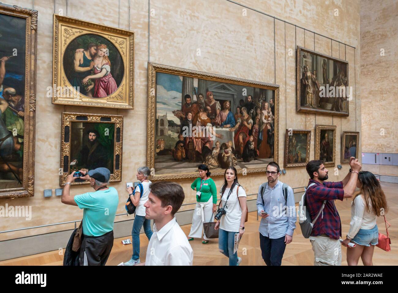 I visitatori possono ammirare i dipinti italiani nell'ala Denon del Museo del Louvre (Musée du Louvre) a Parigi, Francia Foto Stock