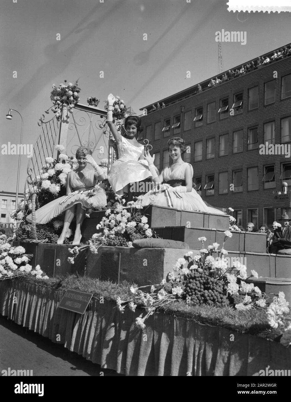 Ministro dell'agricoltura, signor. V. G. M. Marijnen riceve la principessa dell'uva, la principessa dell'uva M. de Groot al reparto Data: 1 settembre 1959 Parole Chiave: Ricevute Nome personale: Large, M. de, Marijnen, Victor Foto Stock