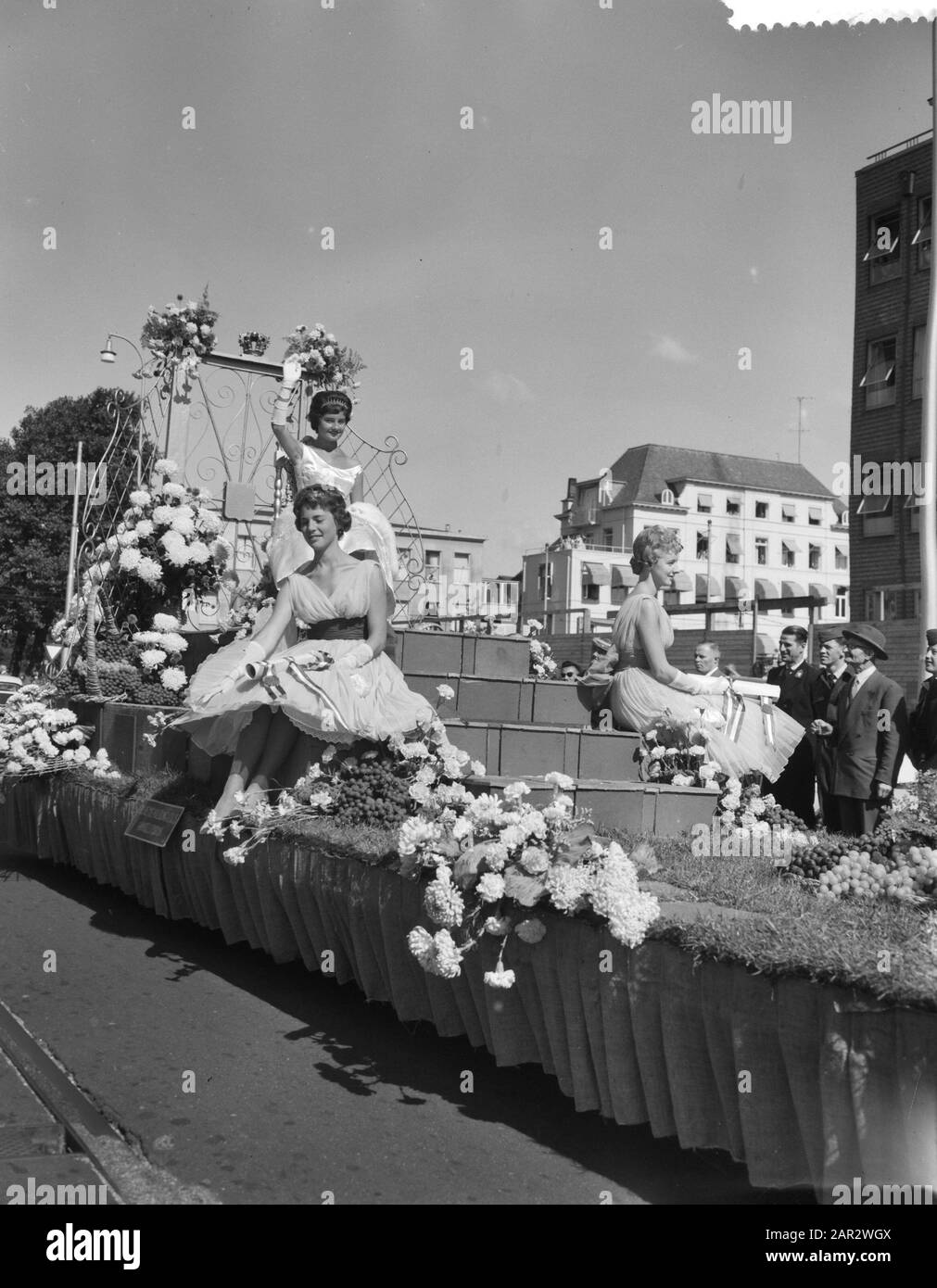 Ministro dell'agricoltura, signor. V. G. M. Marijnen riceve la principessa dell'uva, la principessa dell'uva M. de Groot al reparto Data: 1 settembre 1959 Parole Chiave: Ricevute Nome personale: Large, M. de, Marijnen, Victor Foto Stock