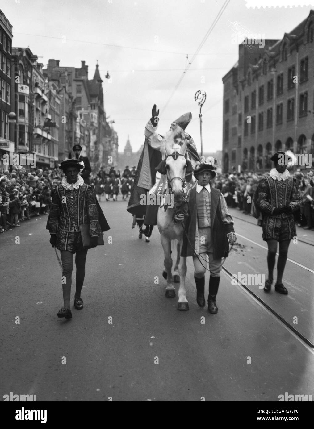 Sint Nicholas durante l'entrata in Damrak Data: 14 Novembre 1959 Località: Amsterdam, Noord-Holland Parole Chiave: Entry Nome personale: Sinterklaas Foto Stock