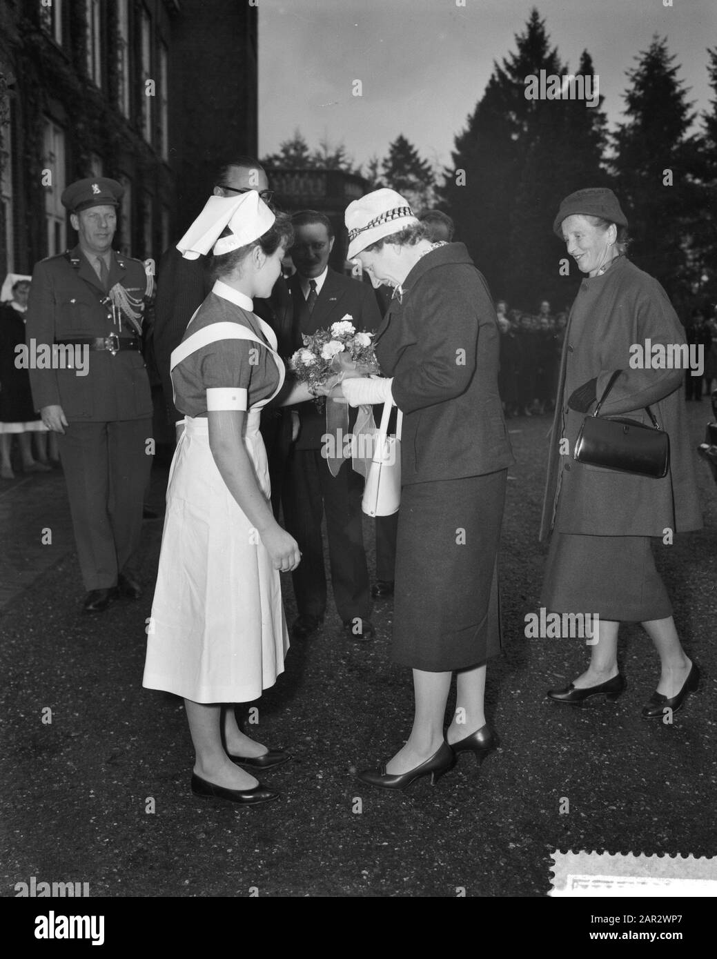 Queen Visits Rijksychiatrian Establishment In Eindhoven Data: 10 Novembre 1959 Luogo: Eindhoven Nome Dell'Istituto: Rijksychiatric Establishment Eindhoven Foto Stock