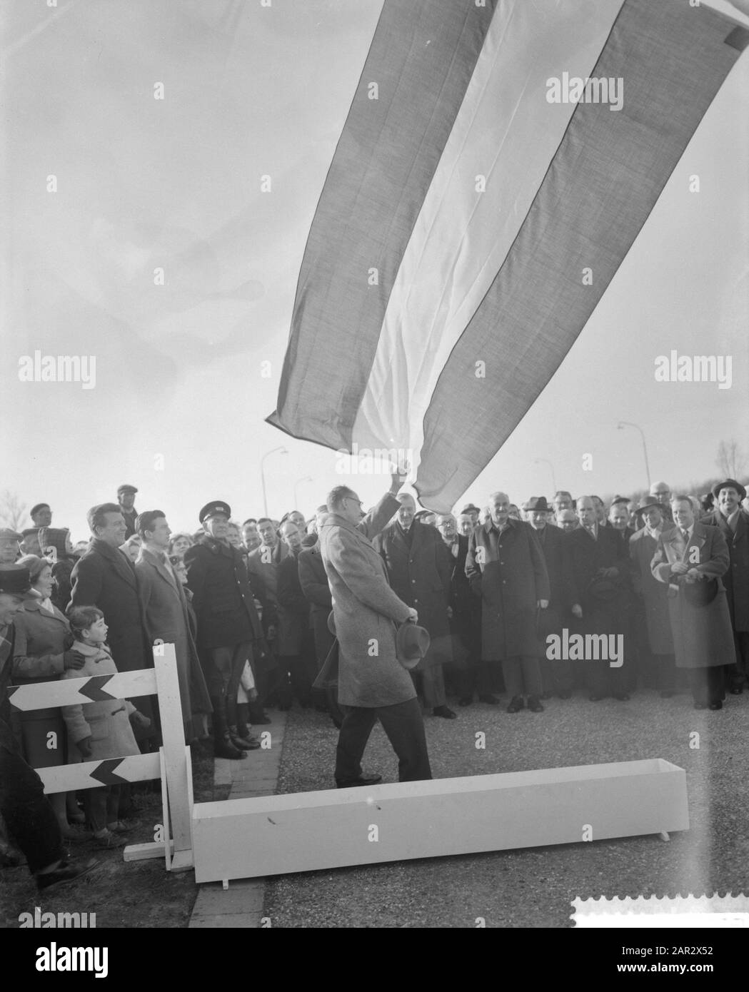 Apertura del Rijksweg 15, parte Tiel Meteren apertura via ir. A. G. Marrs, Directotaat Generale del Rijkswaterstaat Data: 8 febbraio 1960 Località: Gelderland, Tiel Parole Chiave: Aperture, strade nazionali Nome personale: IR. A. G. Marrs Foto Stock