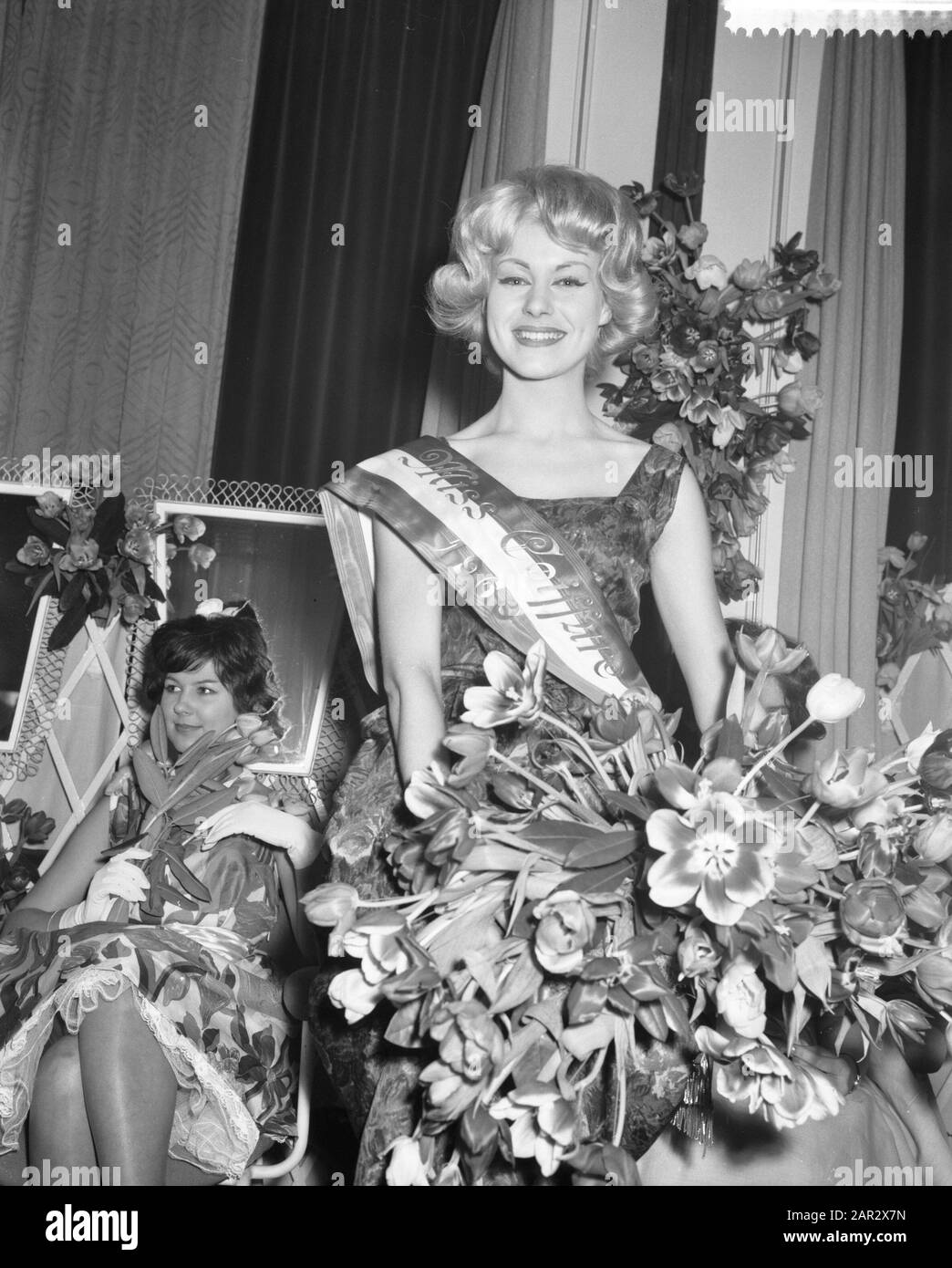 Elezione Di Miss Coiffure Al Carlton Hotel T Amsterdam, Miss Coiffure Rita Visser 18 Anni Da Casco Data: 6 Marzo 1960 Posizione: Amsterdam, Helmond Parole Chiave: Elezioni Nome Personale: Carlton Hotel Foto Stock