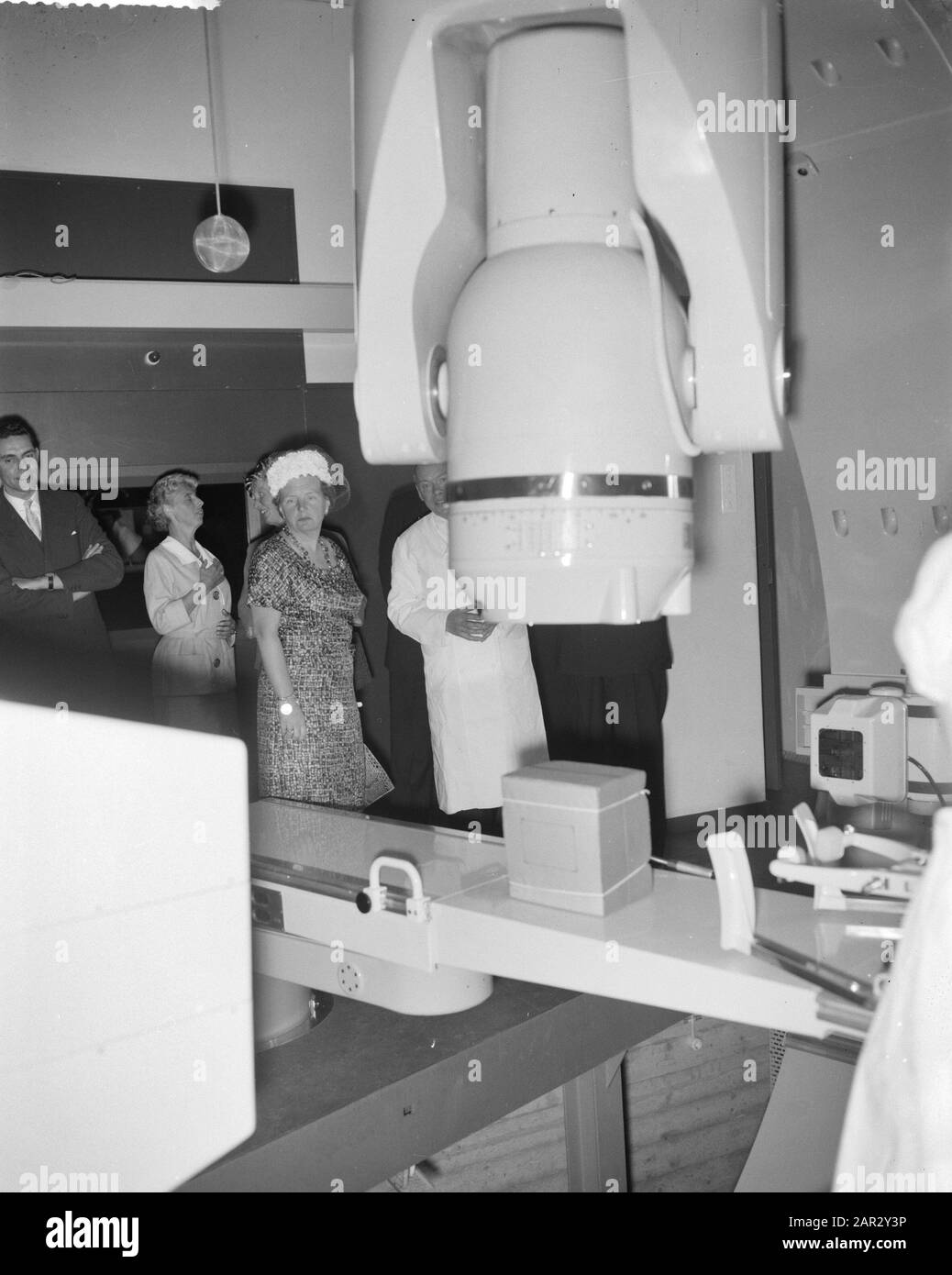 H. M. de Queen visits the ANT. Van Leeuwenhoekhuis Queen at the Telecobalt Device Data: 20 giugno 1961 Parole Chiave: Apparecchi, regine Nome personale: Ant. Van Leeuwenhoekhuis, Juliana , queen Foto Stock
