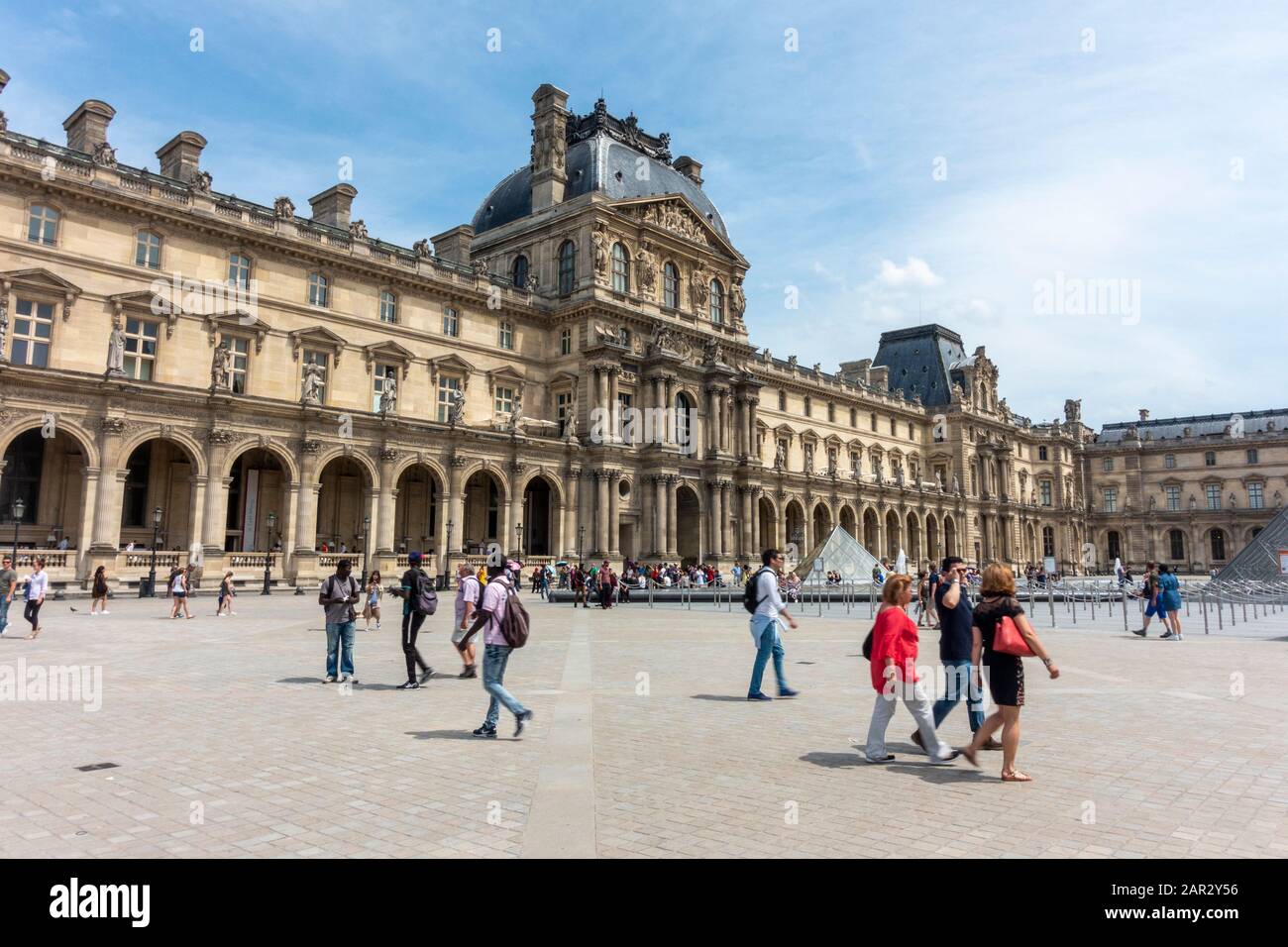 Turistico sulla Cour Napoléon (cortile) con Richelieu Wing sullo sfondo, Museo del Louvre (Musée du Louvre), Parigi, Francia Foto Stock