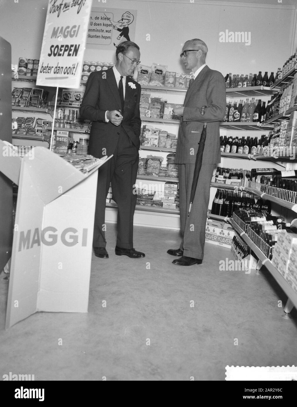 Prins Bernhard Visita Berghuizer Papierfabriek. Tour della fabbrica Data: 14 settembre 1961 Parole Chiave: Fabbriche, tour Nome personale: Bernhard, Prince Foto Stock
