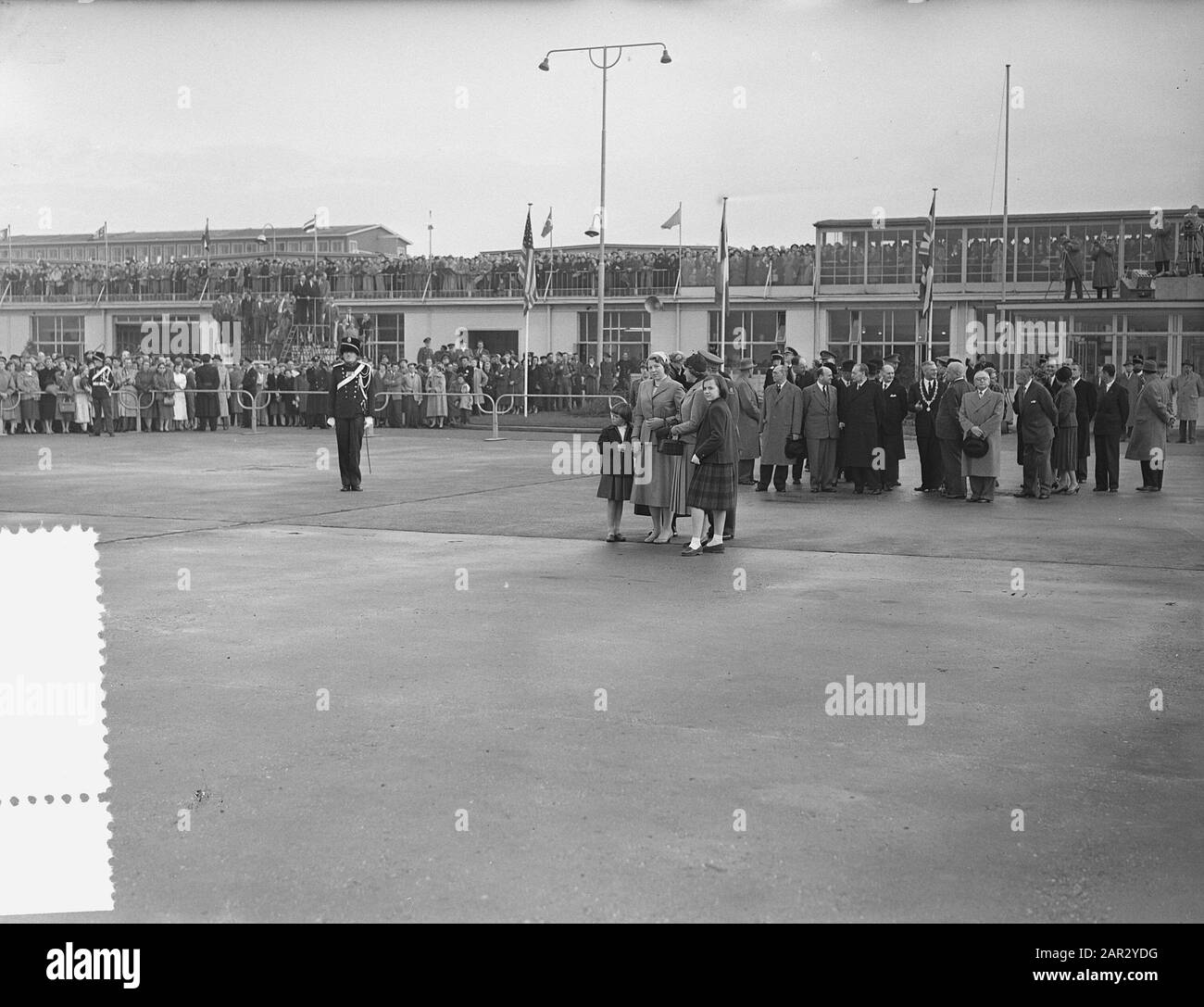 Coppia reale di ritorno da Ovest a Schiphol Data: 8 novembre 1955 Ubicazione: Noord-Holland, Schiphol Foto Stock