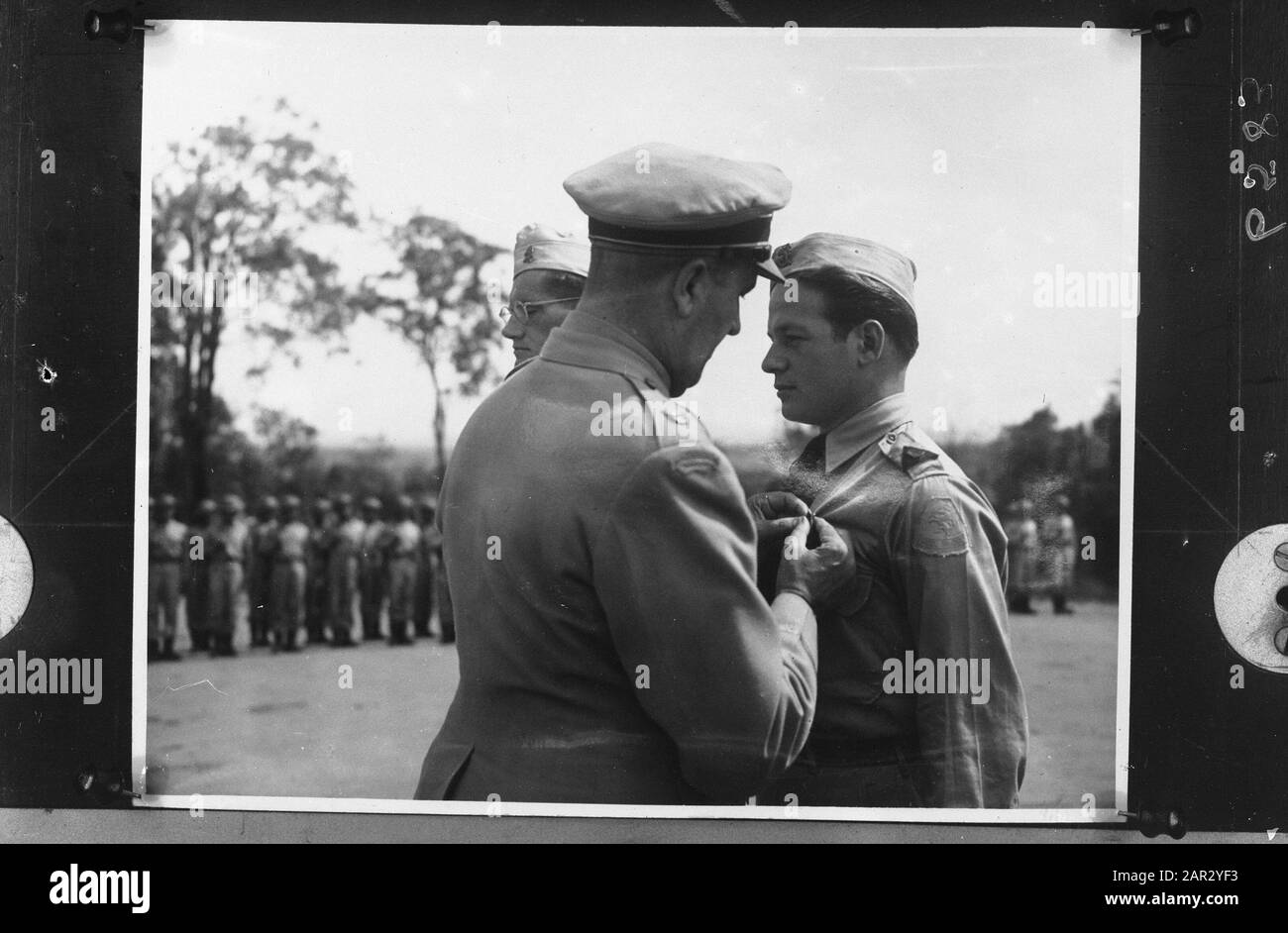 [Un ufficiale senior spins a Military award] Data: 1945 Parole Chiave: Decorazioni, esercito, premi, seconda guerra mondiale Nome istituzione: VHK Foto Stock