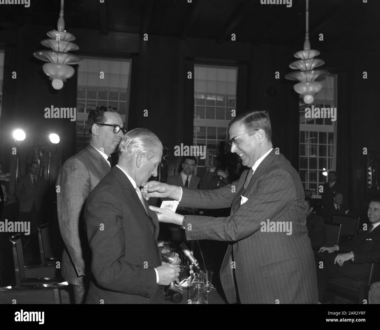 Memorship Del Partito Di Nozze D'Argento Per Il Sindaco Van Hall Willy Walden J.w. Noordenvlie a nome degli artisti Data: 26 marzo 1962 Nome personale: Hall, Gijs van, J.J.W. Noordenvliet, Walden, Willy Foto Stock