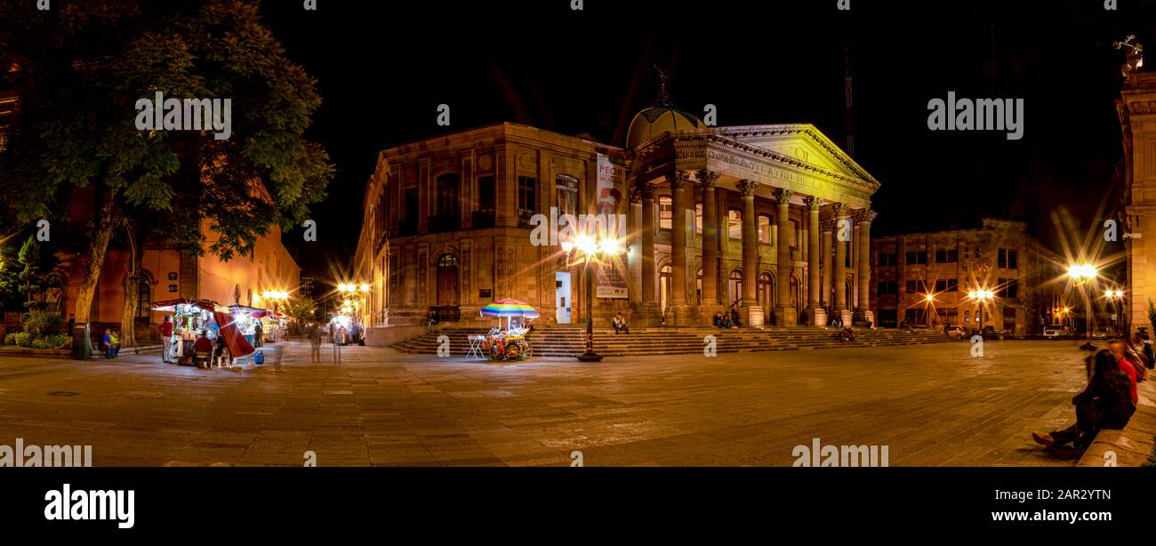 San Luis Potosi, San Luis Posoti, Messico - 22 novembre 2019: Il Teatro della Pace, con i venditori ambulanti e le persone che si godono la notte Foto Stock