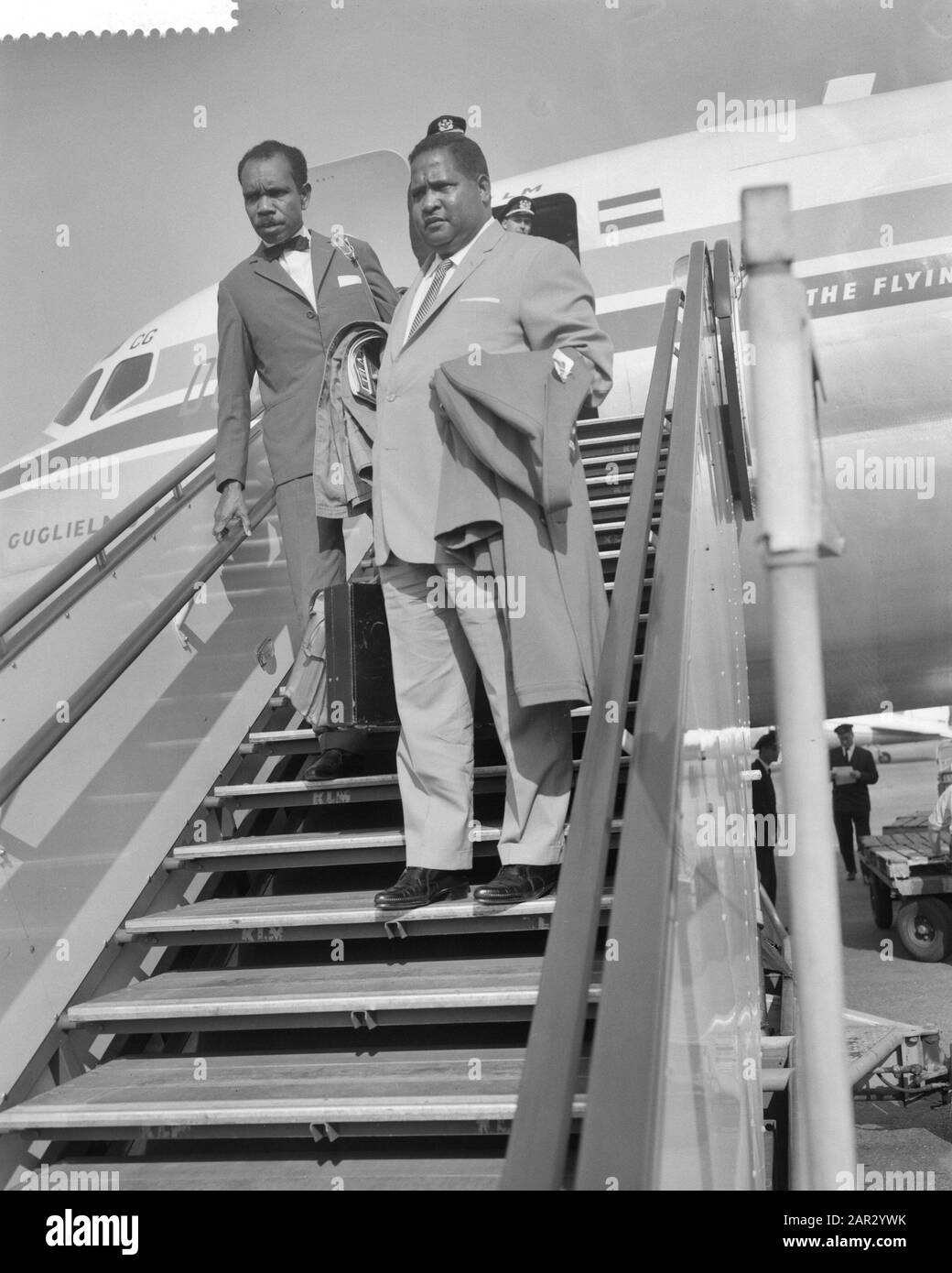 Due leader del Consiglio della Nuova Guinea a Schiphol sono arrivati alla piattaforma Data: 20 agosto 1962 Località: Noord-Holland, Schiphol Parole Chiave: Arrivi, leader, piattaforme Nome personale: New -GUINEARAAD Foto Stock