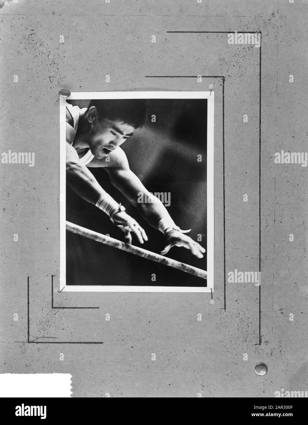 World Press Photo 1962, Primo premio nella categoria Sport, medaglia d'oro Yukio Endo durante i Campionati Mondiali di Ginnastica a Praga Data: Luglio 1962 Località: Praga, Cecoslovacchia Parole Chiave: Fotografia, sport, ginnastica Nome personale: Endo, Yukio Nome istituzione: World Press Photo Foto Stock