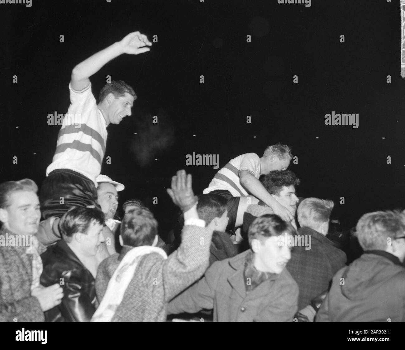 Europa Cup 1. Feyenoord contro Reims 1-1. Van der Gijp op de shoulder Data: 13 marzo 1963 Località: Rotterdam, Zuid-Holland Parole Chiave: Spalle, sport, calciatori Nome istituzione: Feyenoord Foto Stock