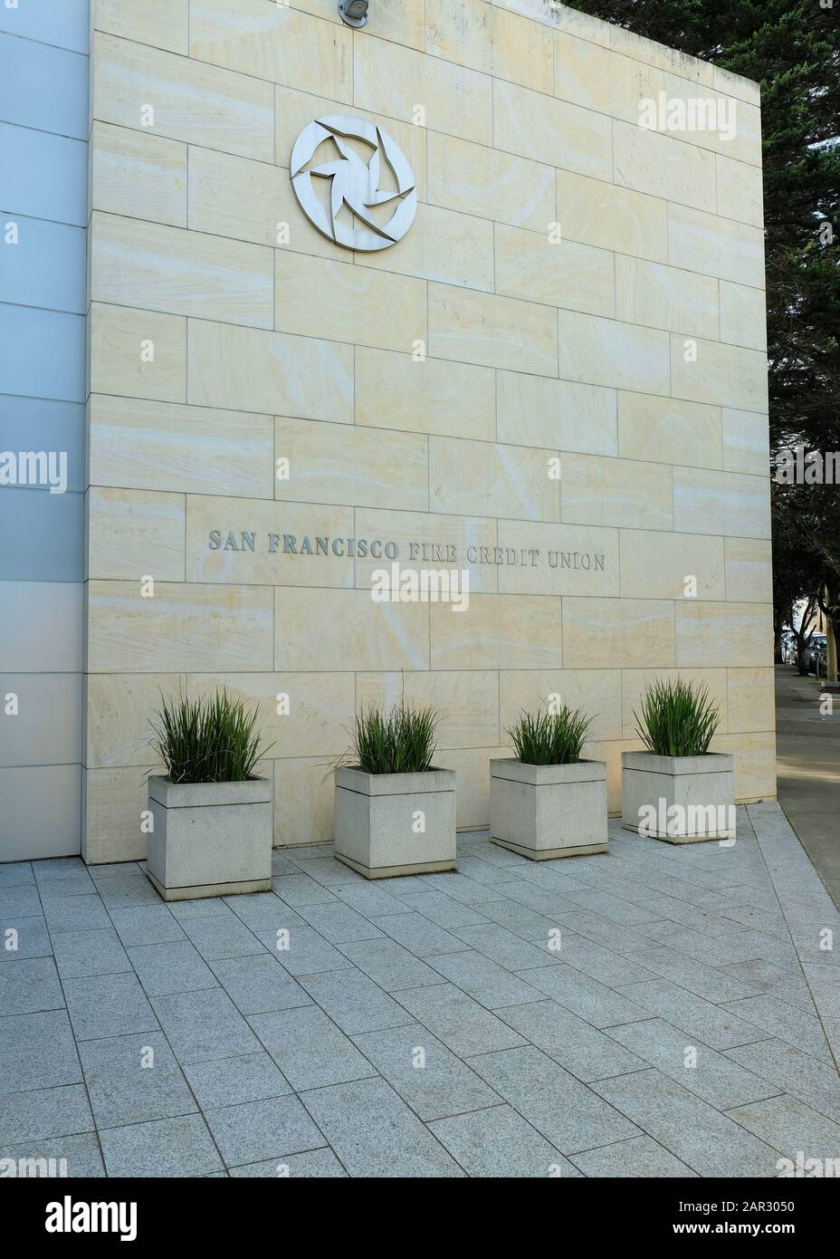 Parete esterna dell'edificio della San Francisco Fire Credit Union in California Street nel quartiere di Laurel Heights; San Francisco, California. Foto Stock