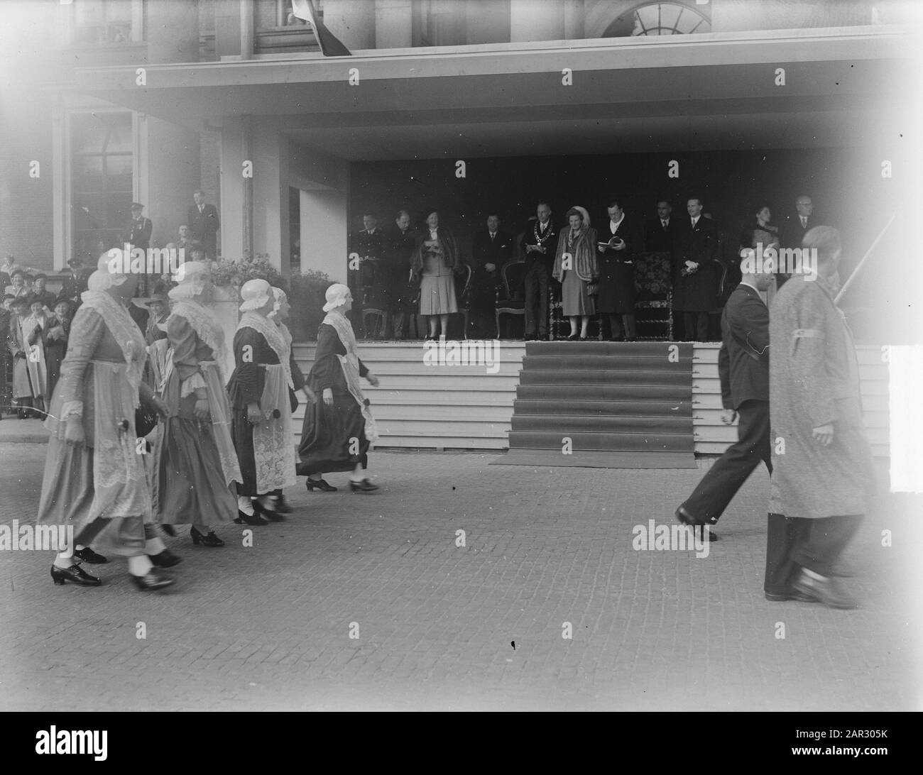 Serie: Visita Queen Juliana E Prince Bernhard A Friesland. Defilé lungo i confini del Palazzo di Giustizia sul Seediland in Leeuwarden Data: 26 Settembre 1950 luogo: Friesland, Leeuwarden Parole Chiave: Visite, defilés, costume, casa reale Nome personale: Bernhard, Prince, Juliana, Queen Foto Stock