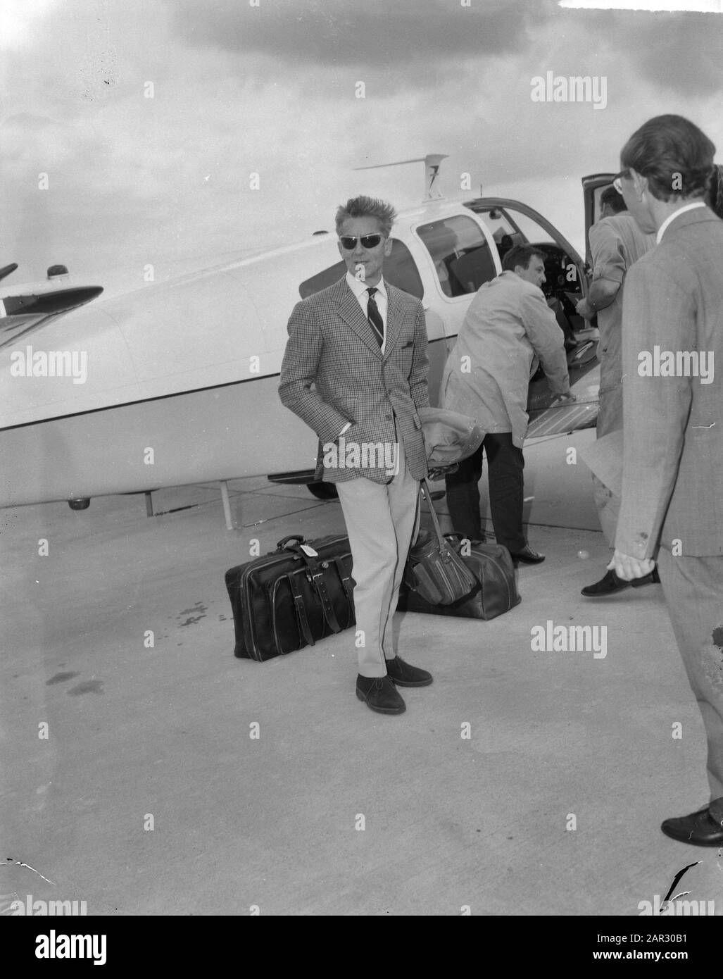 Herbert von Karajan conduttore tedesco con dispositivo privato a Schiphol Data: 24 Giugno 1963 Località: Noord-Holland, Schiphol Parole Chiave: Conductors Nome personale: Herbert von Karajan Foto Stock