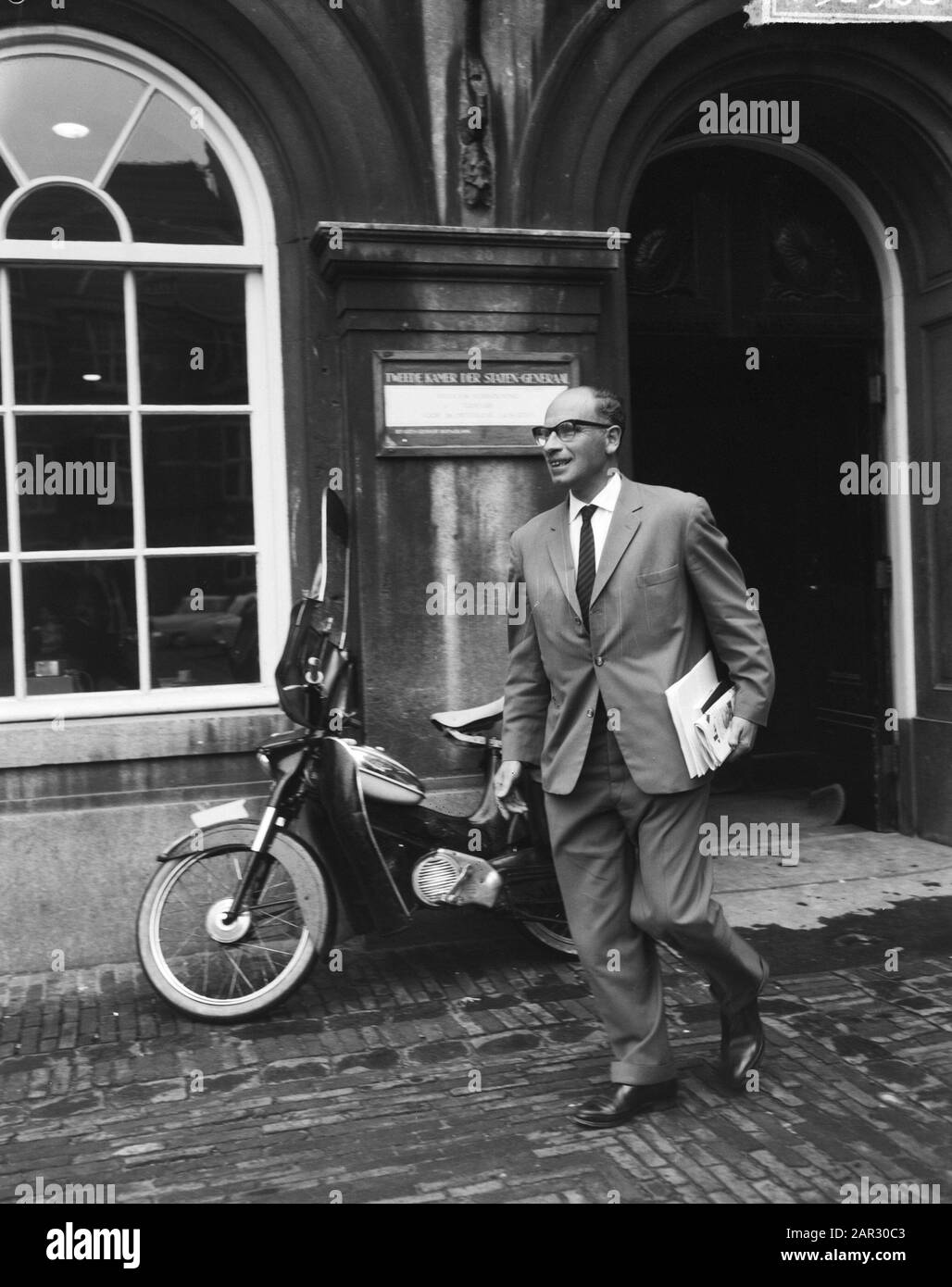 Le frazioni della Camera dei rappresentanti si incontrano. Il Sig. Van Eijsden (ARP) lascia la Casa Data: 25 giugno 1963 Nome dell'istituzione: ARP Foto Stock