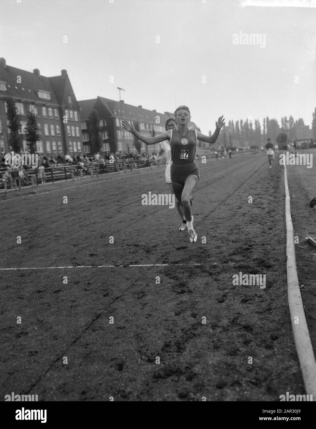 NH Athletics Championships a Sintelbaan ad Amsterdam. Gli ostacoli 80m delle Signore. H. van Doorn (Blauw-Wit) 800m lady Data: 4 agosto 1963 Località: Amsterdam, Noord-Holland Parole Chiave: Atletica, ostacoli, campionati Nome personale: H. van Doorn Institutionname: Sintelbaan Foto Stock