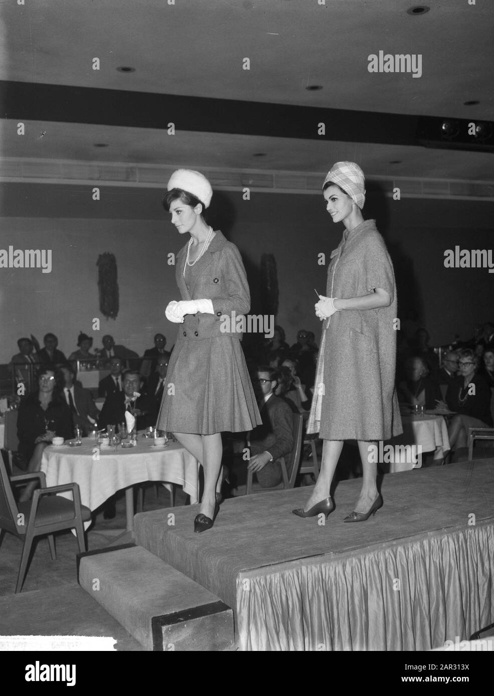 Silver Oisterwijk Shoe Design Cup presso l'Hilton Hotel premiato al Sig. Zanlari Cavalca da Parma dal Sindaco Baron van Hoevell van Wezeveld e Data: 21 ottobre 1963 Nome dell'istituzione: Hilton Hotel Foto Stock