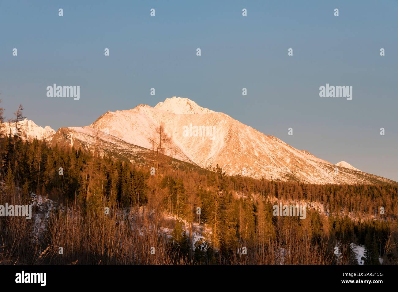 Una vista dei Tatra alti e caldi illuminati al tramonto. Strbske Pleso, Slovacchia, Europa Foto Stock