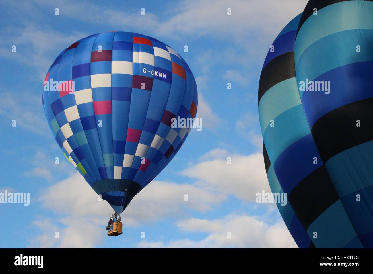 Palloncini d'aria calda che decollare in un cielo blu al Oswestry Balloon Festival UK 2018 Foto Stock