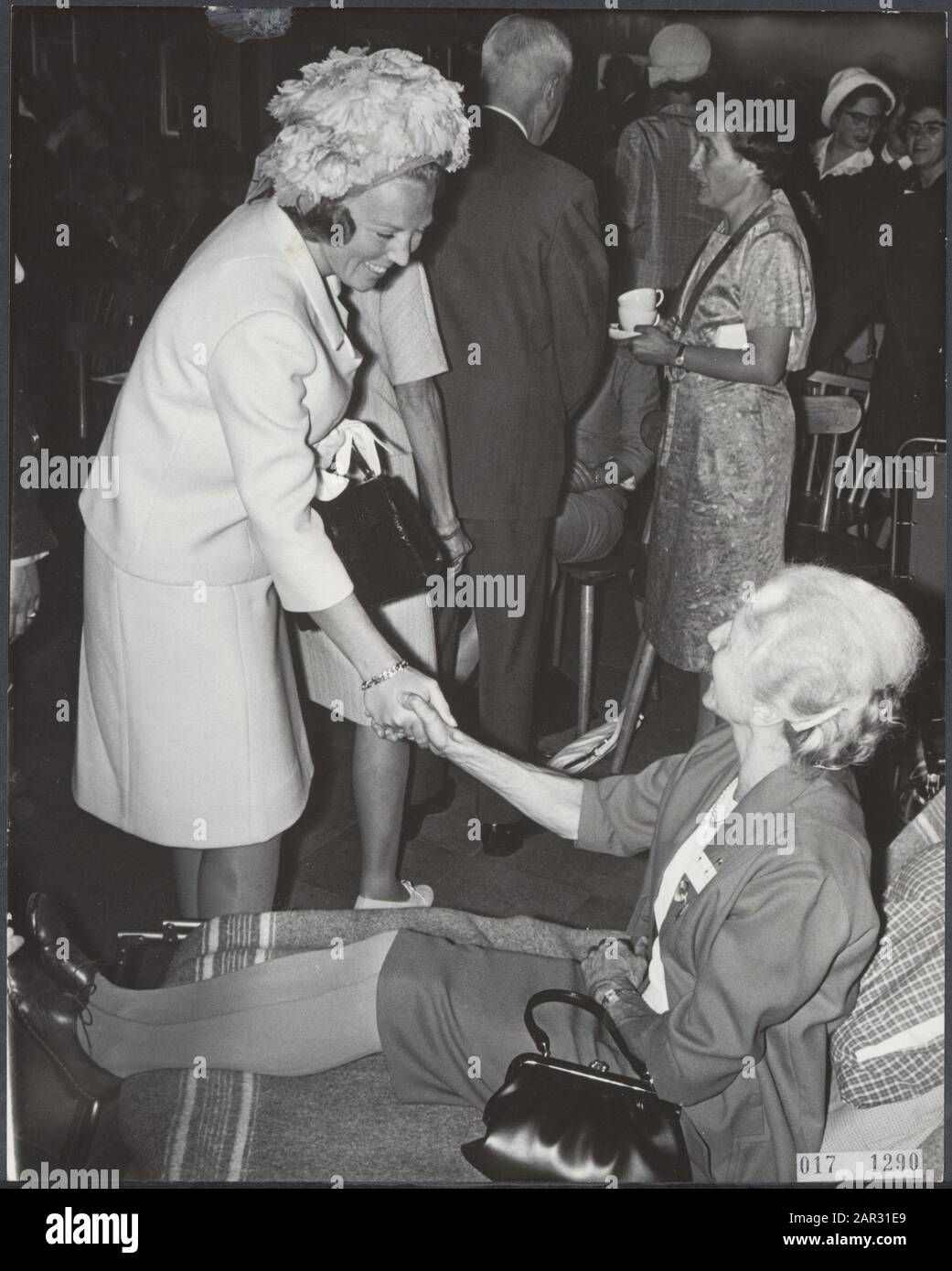 Serie 017-1290 t/m 017-1291: Beatrix visita campo per disabili di Johannitreorde Hattem Data: 31 agosto 1967 luogo: Hattem Parole Chiave: Anziani, visite, disabili, casa reale, principesse Nome personale: Beatrix, principessa, Deelstra-Van Eck Sig.ra C. Nome istituzione: Marijke Hoeve Foto Stock