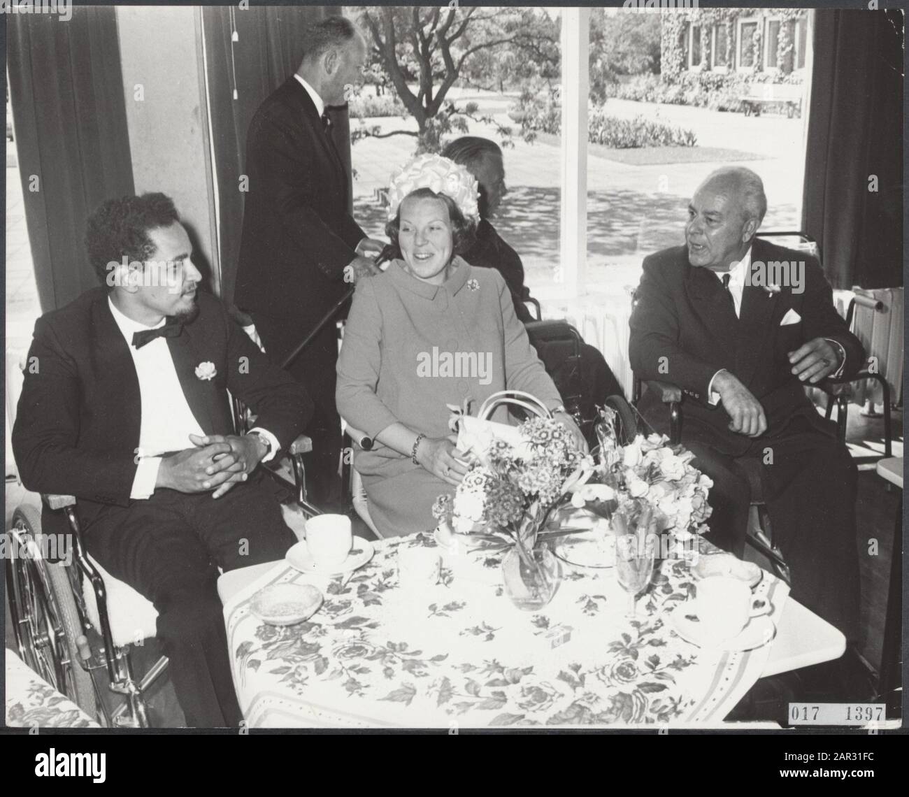 Serie 017-1395 t/m 017-1397: Beatrix en Claus Visita la casa delle Vittime della guerra militare olandese Data: 31 maggio 1968 Località: Thorn Parole Chiave: Visite, casa reale handicappata, principi, principesse, sedie a rotelle, guerrieri Nome personale: Beatrix, principessa, Claus, principe Foto Stock