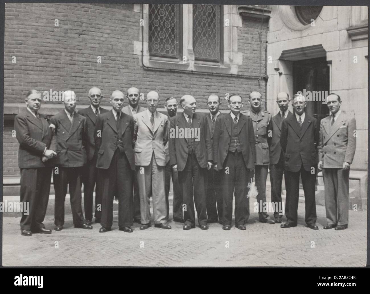 Armadio Schermerhorn-Drees. J.M. de Booy (Marine), Dr. L.J.M. Beel (Interno) S.J.G.M. van Schaik (Trasporti ed energia), Prof. Dr. J.H.A. Logeman (Overseas Territories), S.l. Mansholt (Food, Agriculture And Fisheries), Prof. P. Lieftinck (Finance) E H. Vos (Trade Industry), Professor W. Schermerhorn (Primo Ministro, General Warfare), S.a.m.t. Kolfschoten (Giustizia), W. Drees (Affari sociali), J. Meyen (Guerra), E.N. van Kleffens (Affari Esteri), Dr. ir. J.A. Ringers (lavori pubblici e ricostruzione), J.H. van Roijen (Affari esteri, senza portafoglio). Dr. G. van Foto Stock