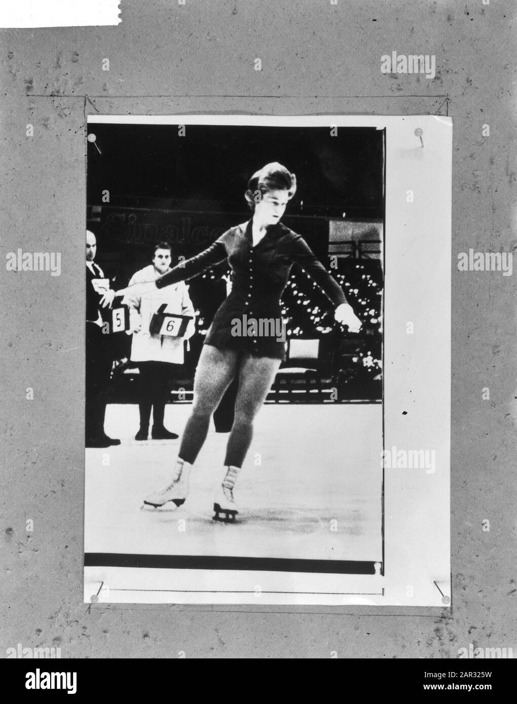 Sjoukje Dijkstra nel corso delle figure obbligatorie a Dortmund Data: 27 Febbraio 1964 luogo: Dortmund, Germania Parole Chiave: Pattinaggio, nome Della Persona sportiva: Dijkstra, Sjoukje Foto Stock