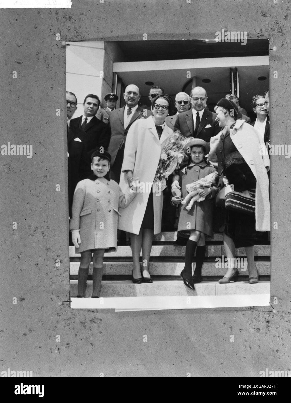 Principessa Gracia di Monaco con bambini in Portogallo, arrivo Ritz Hotel a Lisbona Data: 15 aprile 1964 Ubicazione: Lisbona, Portogallo Parole Chiave: Arrivi, alberghi, bambini, principesse Nome personale: Gracia, Principessa di Monaco, Kelly Grace Foto Stock