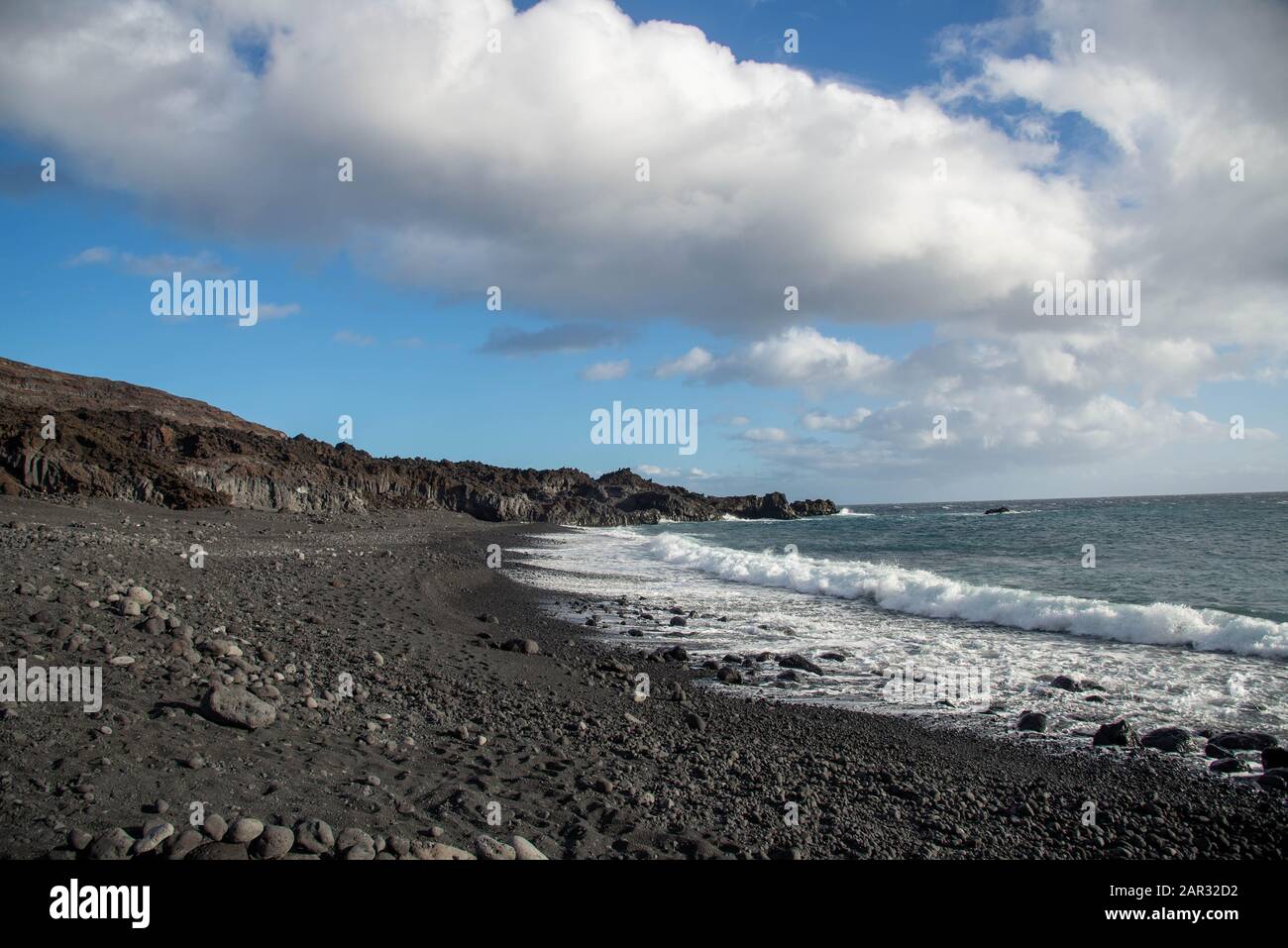 Spiaggia di sabbia nera a Tazacorte, isola delle Canarie, Spagna Foto Stock