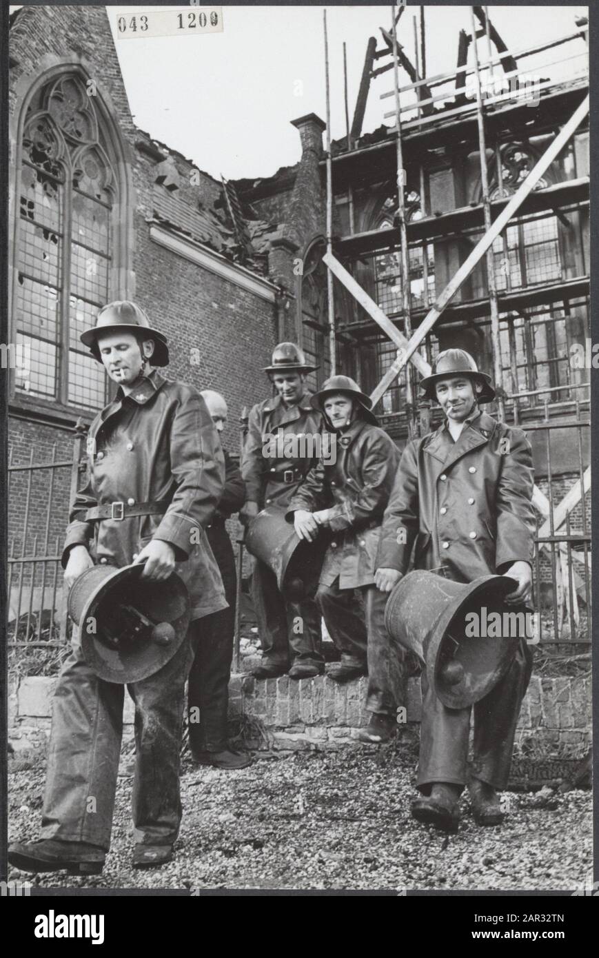 Venerdì pomeriggio due chiese bruciarono a Haastrecht e Zoeterwoude. Il carillon della chiesa di Haastrecht cadde durante il fuoco ma senza causare lesioni. Vigili del fuoco portare le campane carillon alla sicurezza Data: 12 giugno 1964 luogo: Legge fretta Parole Chiave: Incendi, vigili del fuoco, carillons, chiese, campane Foto Stock