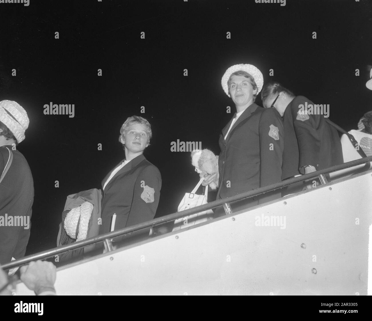 Squadra olimpica olandese ritorno all'arrivo Schiphol, squadra ciclistica d'oro Data: 25 ottobre 1964 luogo: Noord-Holland, Schiphol Parole Chiave: Arrivi, squadre ciclistiche Foto Stock