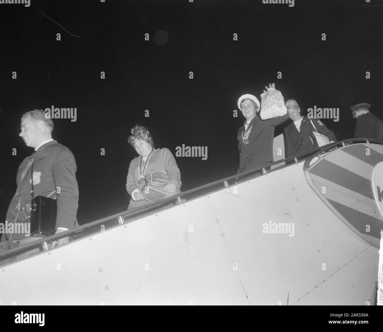 Squadra olimpica olandese ritorno all'arrivo Schiphol, squadra ciclistica d'oro Data: 25 ottobre 1964 luogo: Noord-Holland, Schiphol Parole Chiave: Arrivi, squadre ciclistiche Foto Stock