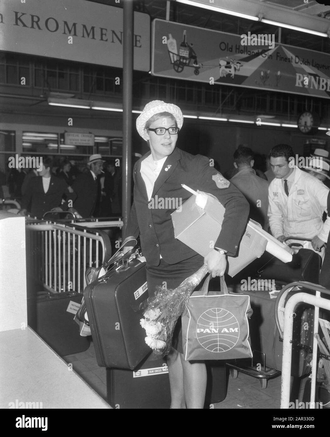 Dutch Olympic team back Arrival Schiphol, Ada Kok imballato a Schiphol Data: 25 ottobre 1964 Località: Noord-Holland, Schiphol Parole Chiave: Arrivi, squadre Nome personale: Kok, Ada Foto Stock