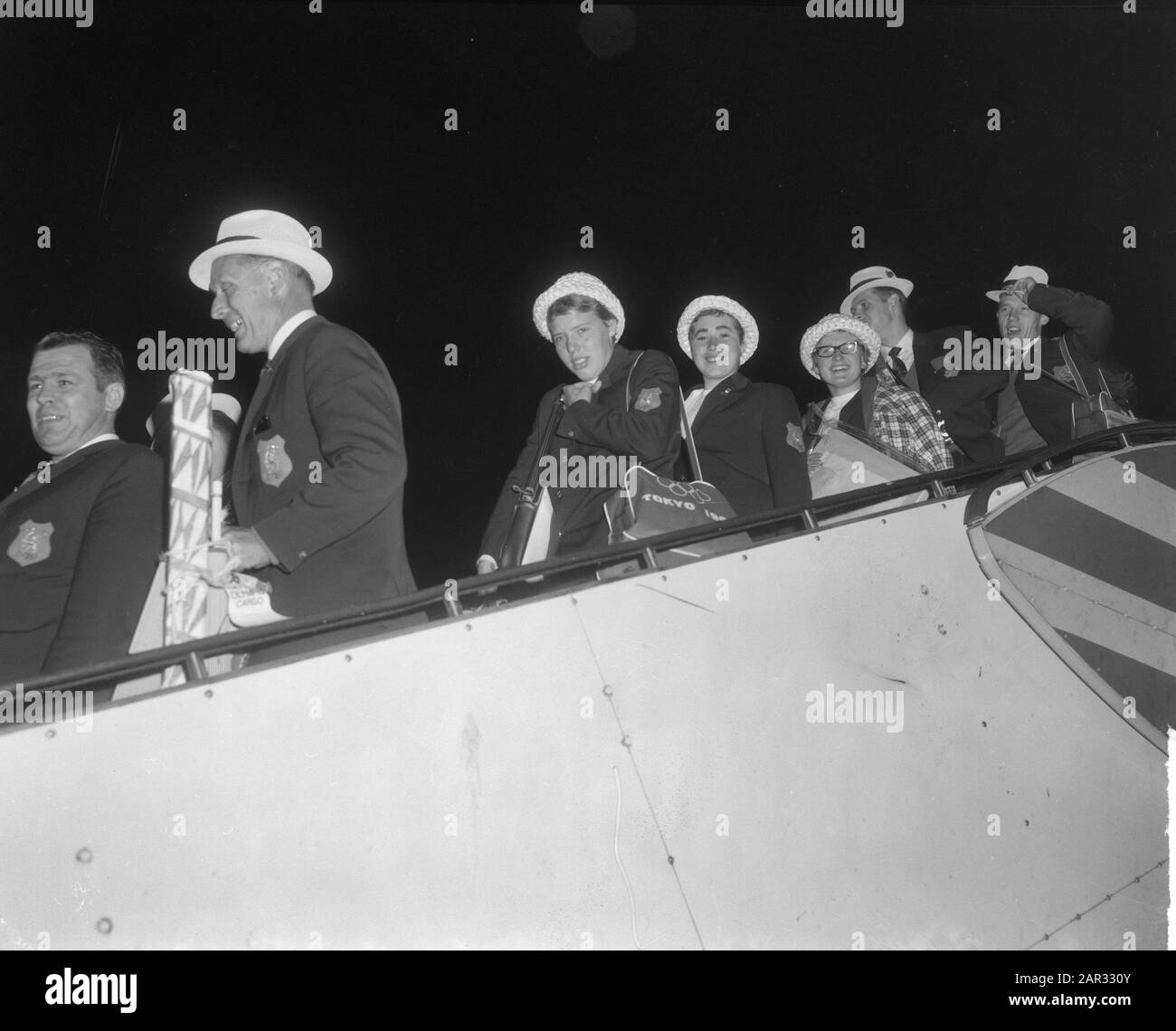 Squadra olimpica olandese ritorno all'arrivo Schiphol, squadra ciclistica d'oro Data: 25 ottobre 1964 luogo: Noord-Holland, Schiphol Parole Chiave: Arrivi, squadre ciclistiche Foto Stock