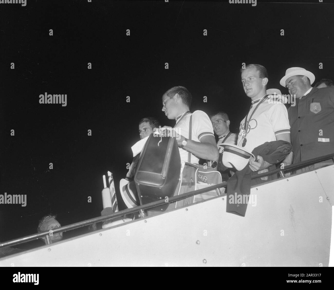 Squadra olimpica olandese ritorno arrivo Schiphol, il team ciclistico Data: 25 ottobre 1964 Località: Noord-Holland, Schiphol Parole Chiave: Arrivi, squadre ciclistiche Foto Stock