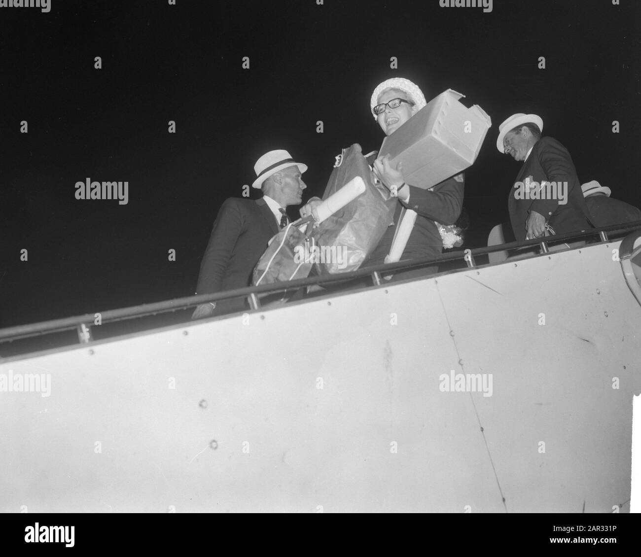 Squadra olimpica olandese ritorno Schiphol, Ada Kok su scale aereo Data: 25 ottobre 1964 Località: Noord-Holland, Schiphol Parole Chiave: Arrivi, equipaggi, scale di volo Nome personale: Kok, Ada Foto Stock