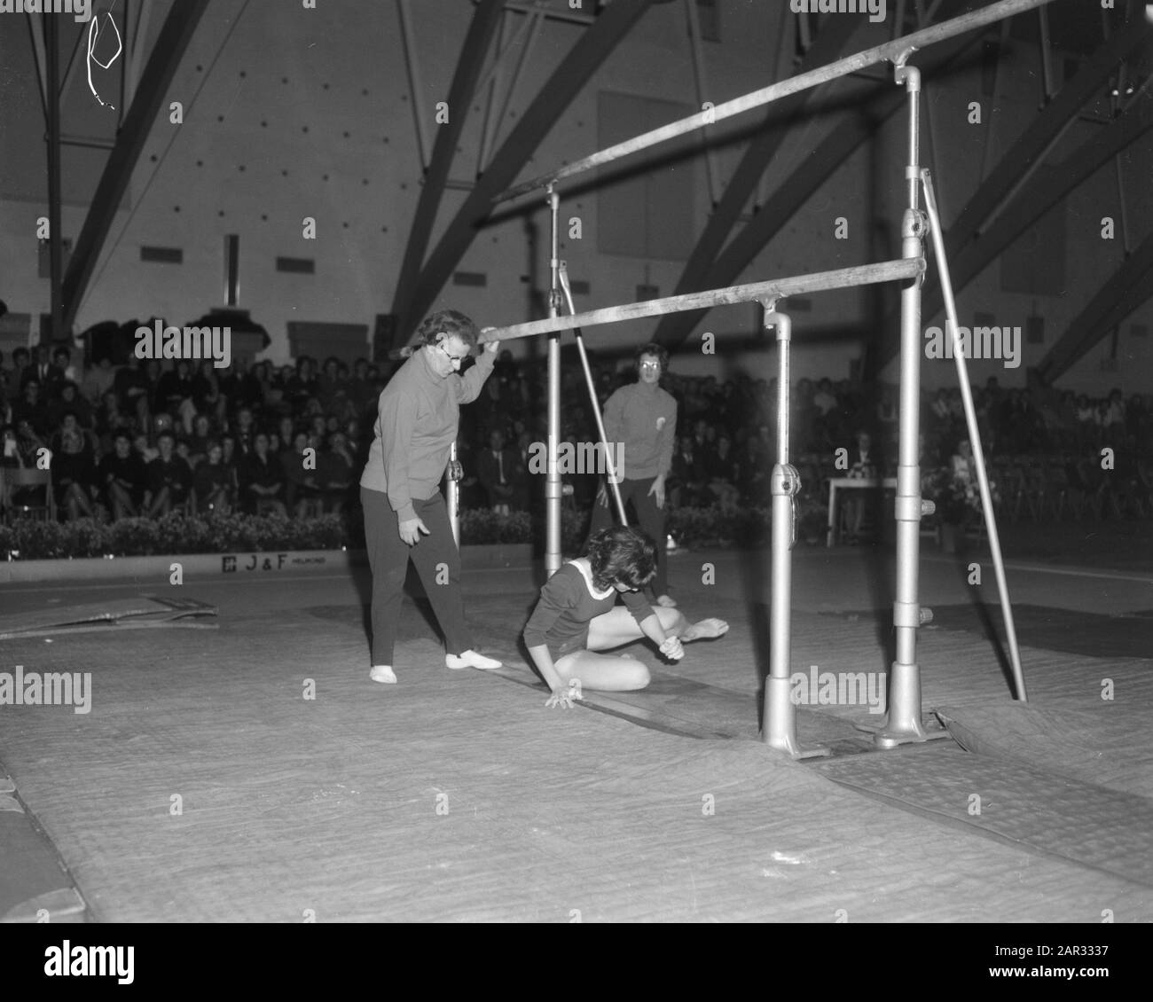 Turninterland Olanda vs Francia, Signore ad Aalsme Thea Belmer (al suo autunno) Data: 28 novembre 1964 Località: Aalsmeer, Francia, Olanda, Noord-Olanda Parole Chiave: GURNEN, interland Nome personale: Belmer, Thea Foto Stock
