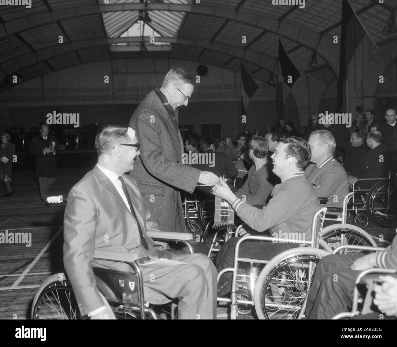 Torneo internazionale di basket su sedia a rotelle in RAI, Sindaco Van Hall ai partecipanti Data: 28 novembre 1964 Parole Chiave: Basket, sindaci, partecipanti, sedie a rotelle, tornei Nome istituto: Rai Foto Stock