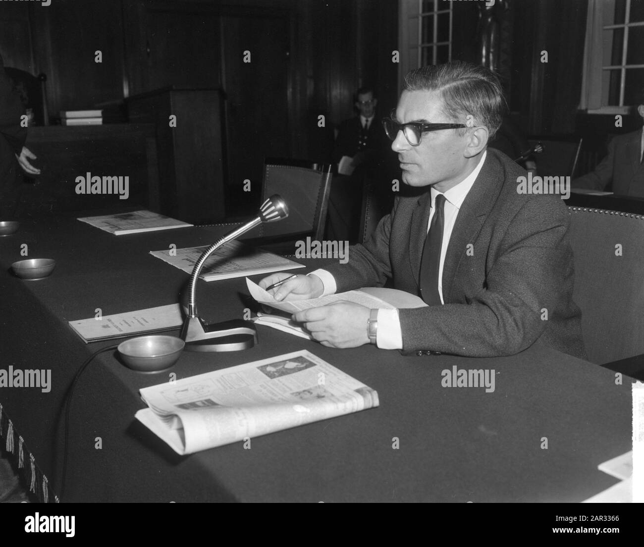 Drs. Polak (PvdA) ha letto una dichiarazione a nome dei presidenti di gruppo del Consiglio comunale di Amsterdam su Bijlmermeer Data: 9 dicembre 1964 Località: Amsterdam, Noord-Holland Parole Chiave: Presidenti di gruppo, consigli comunali, dichiarazioni Nome istituzionale: PvdA Foto Stock