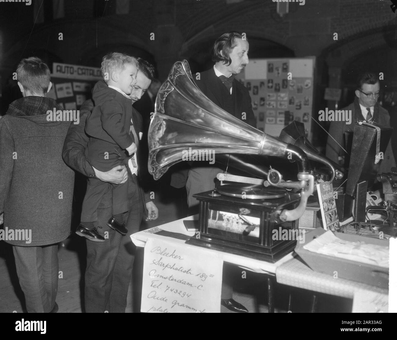 Scambio di scambio di anno nuovo nei Koopmansbeurs, grande attenzione alle vecchie grammaticali Data: 10 gennaio 1965 Parole Chiave: GRAMMOPHOONS, fiere di scambio Nome dell'istituto: Koopmansbeurs Foto Stock