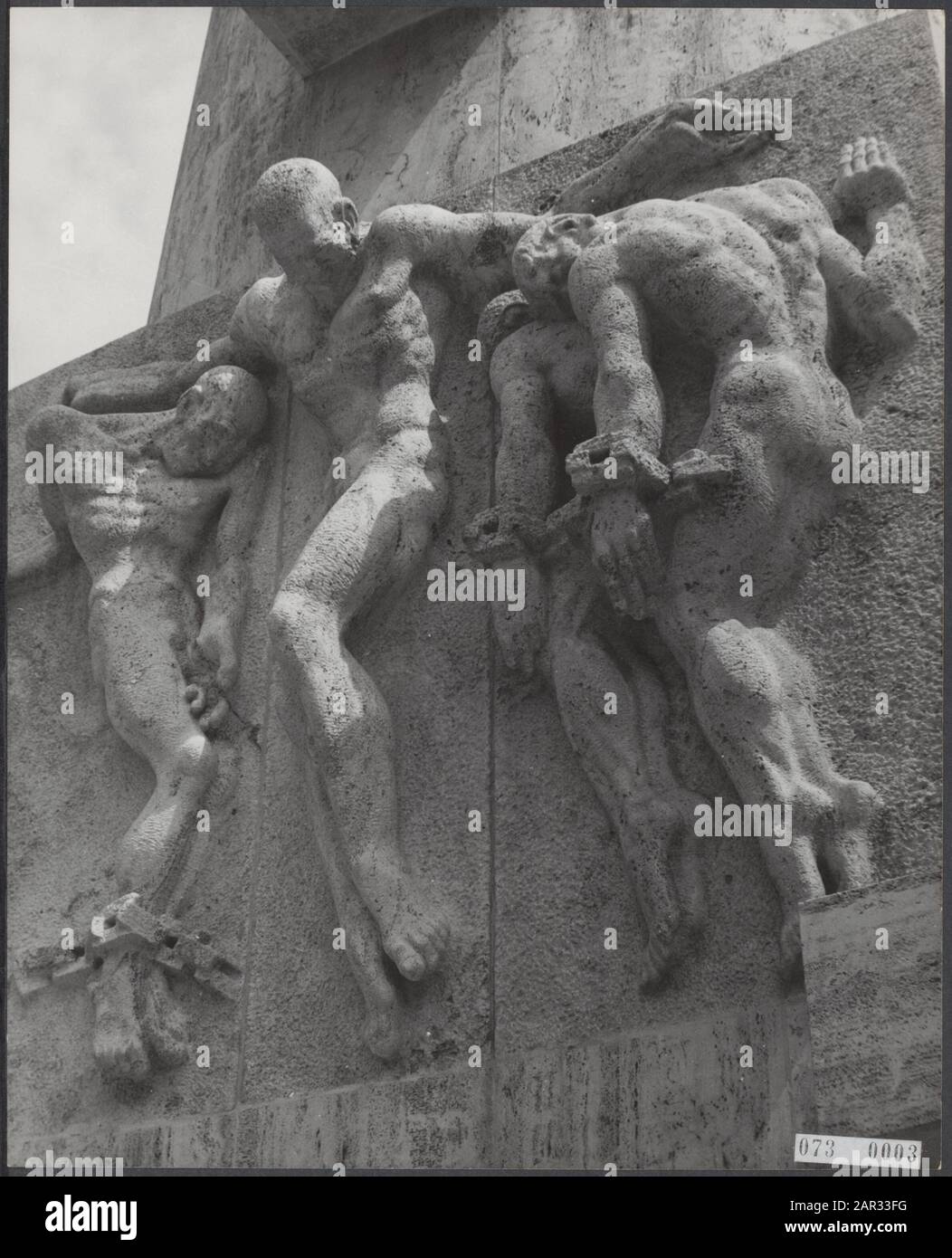 Rilievo al Monumento alla Diga Data: 2 Maggio 1966 luogo: Amsterdam, Noord-Holland Parole Chiave: Monumenti della guerra Nome dell'istituzione: Monumento nazionale Foto Stock