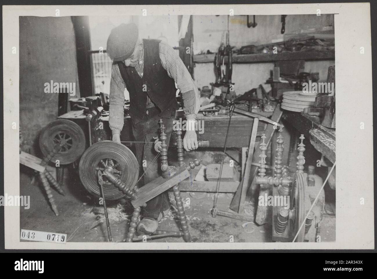 Fabbricazione di ruote rotanti Data: 21 Gennaio 1947 Parole Chiave: Artigianato, lavorazione del legno Foto Stock