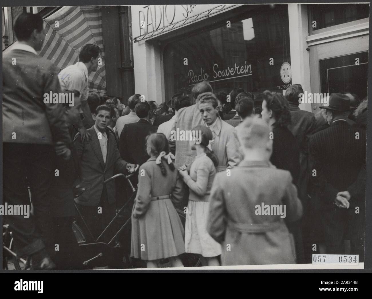 Partita di calcio Olanda-Svezia trasmessa dalla televisione. Pubblico di fronte ad un negozio radiofonico Data: 14 Maggio 1952 Località: Amsterdam, Noord-Holland Parole Chiave: Vetrine, sport, televisione, spettatori, calcio, negozi Foto Stock