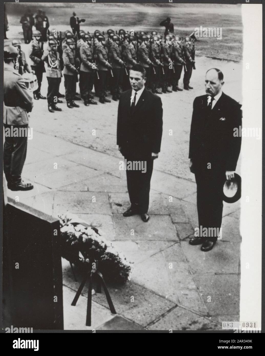 Wreaths, memoriali, vittime di guerra, ministri, Lun, J.A.M.H., Marijnen, Victor, B.R.D. Data: 1 ottobre 1964 luogo: B.R.D., Bonn, Germania Parole Chiave: Memorie, wreaths, ministri, vittime di guerra Nome personale: LUN, J.A.M.H., Lun, Joseph, Marijnen, Victor Foto Stock